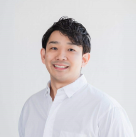王　智英